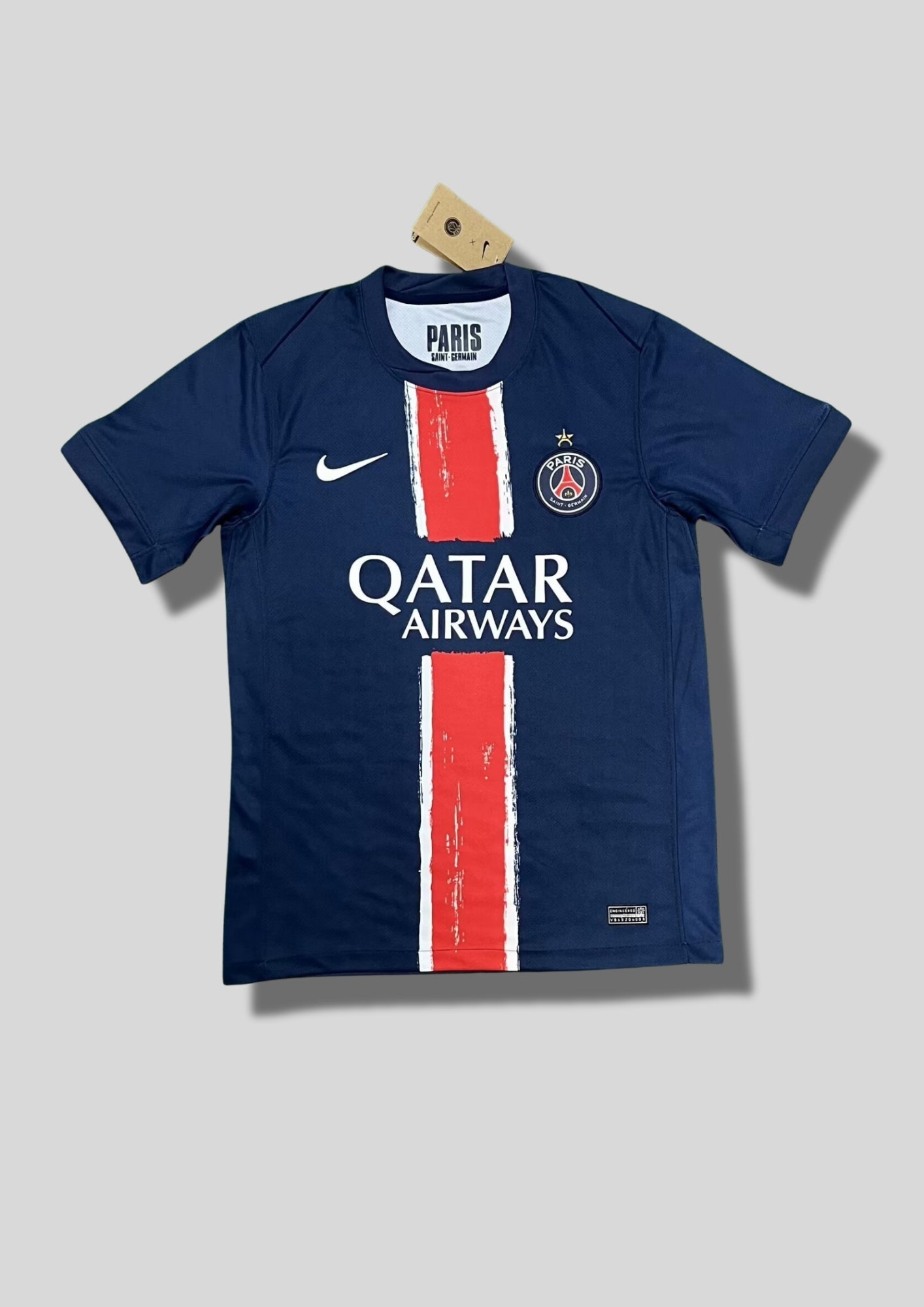 Paris Saint-Germain domicile "Hechter" pinceau : maillot bleu marine avec une bande centrale rouge bordée de blanc façon "coups de pinceau", logo Nike blanc et sponsor Qatar Airways. GoalKits