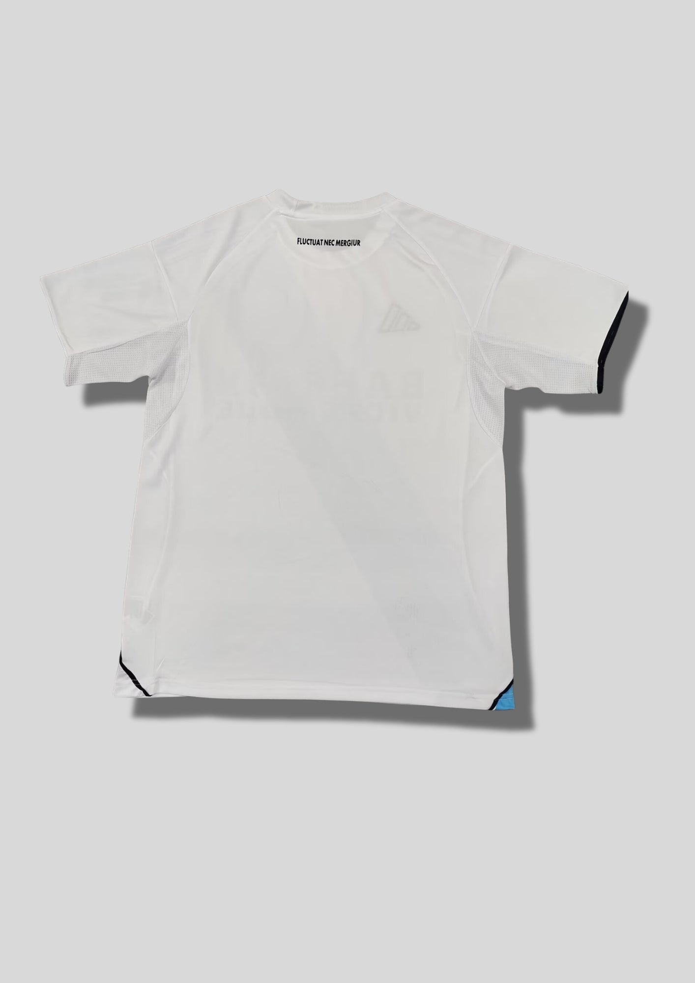 Paris FC extérieur 2024-2025 : maillot blanc Adidas avec une large bande diagonale bicolore (bleu ciel et bleu marine) passant sous le blason, sponsor Bahrain Victorious. GoalKits
