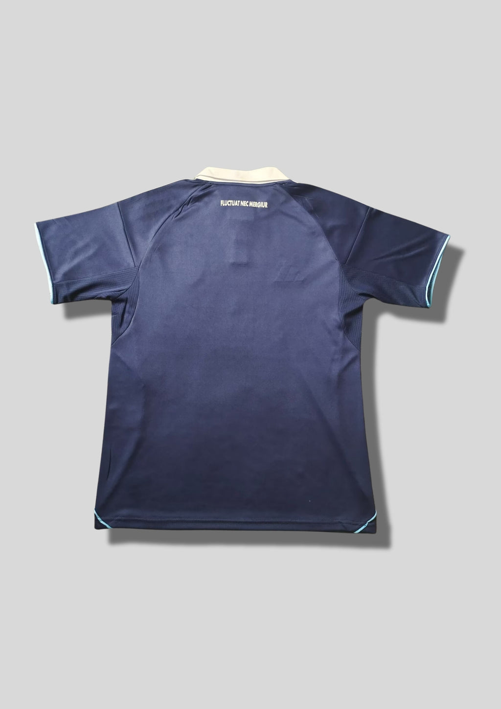 Paris FC domicile 2024-2025 : maillot bleu marine Adidas avec de fines rayures verticales, un col polo blanc contrastant et le sponsor Bahrain Victorious. GoalKits