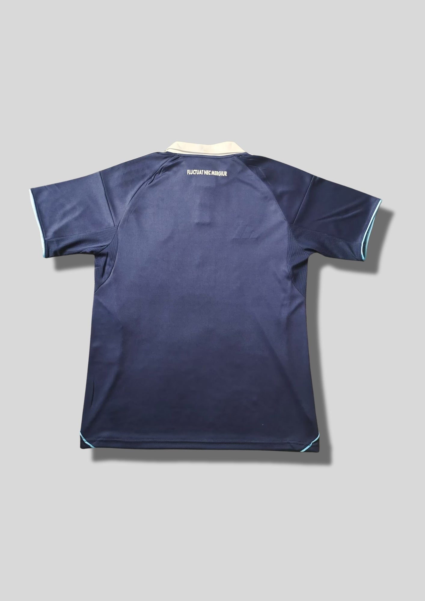 Paris FC domicile 2024-2025 : maillot bleu marine Adidas avec de fines rayures verticales, un col polo blanc contrastant et le sponsor Bahrain Victorious. GoalKits