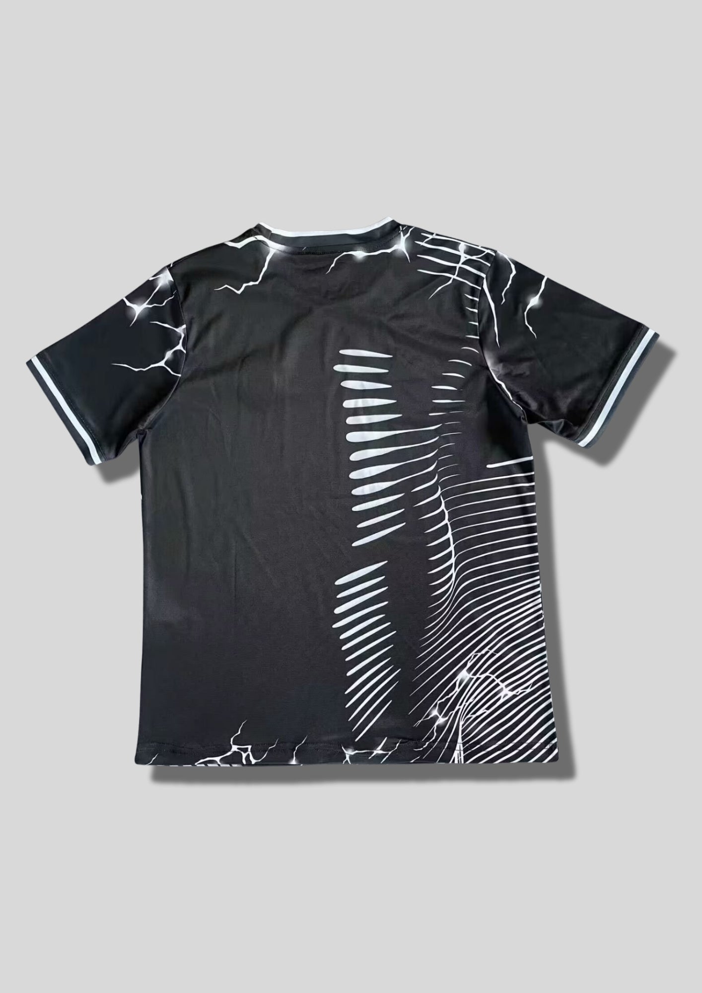 Real Madrid : Maillot d'entraînement / Édition Spéciale – Noir avec graphisme Panthère, éclairs et rayures verticales blanches au bas. GoalKits