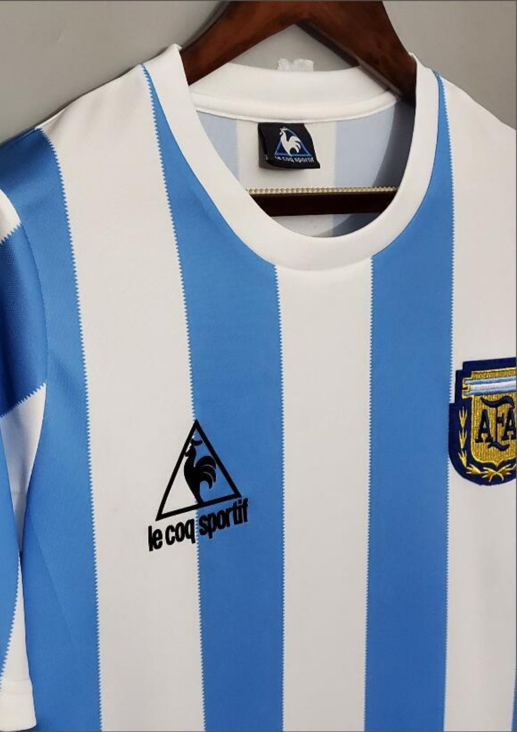 Argentine 1986 (Domicile) Rayures verticales ciel et blanc, logo Le Coq Sportif noir, écusson AFA classique brodé. GoalKits