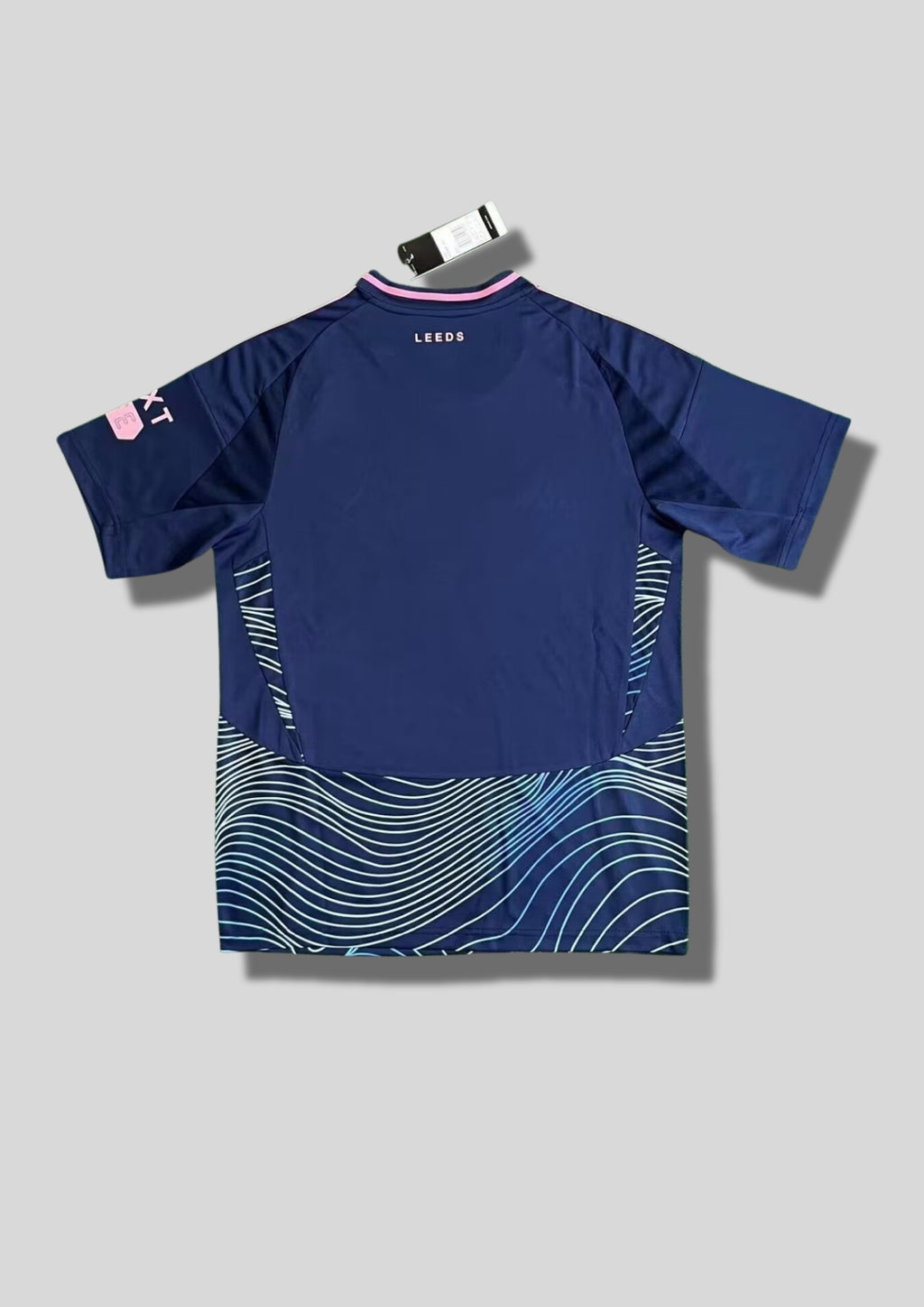 Maillot Leeds United Third 2024/25 – Édition "Hypnotic Wave" & Red Bull GoalKits