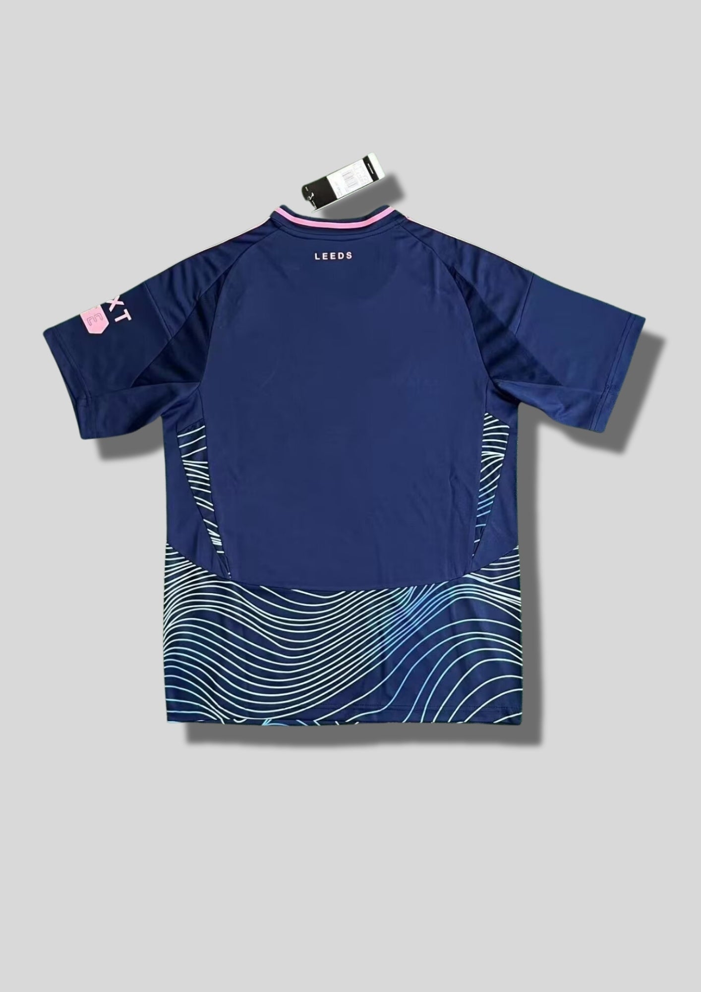 Maillot Leeds United Third 2024/25 – Édition "Hypnotic Wave" & Red Bull GoalKits