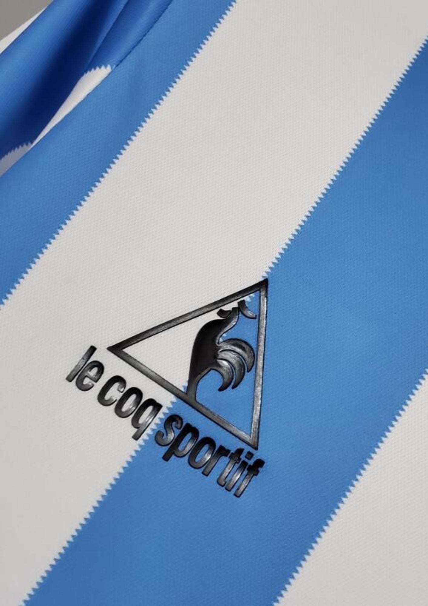 Argentine 1986 (Domicile) Rayures verticales ciel et blanc, logo Le Coq Sportif noir, écusson AFA classique brodé. GoalKits