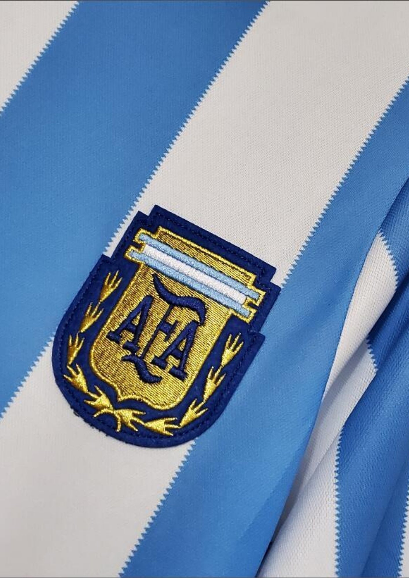 Argentine 1986 (Domicile) Rayures verticales ciel et blanc, logo Le Coq Sportif noir, écusson AFA classique brodé. GoalKits