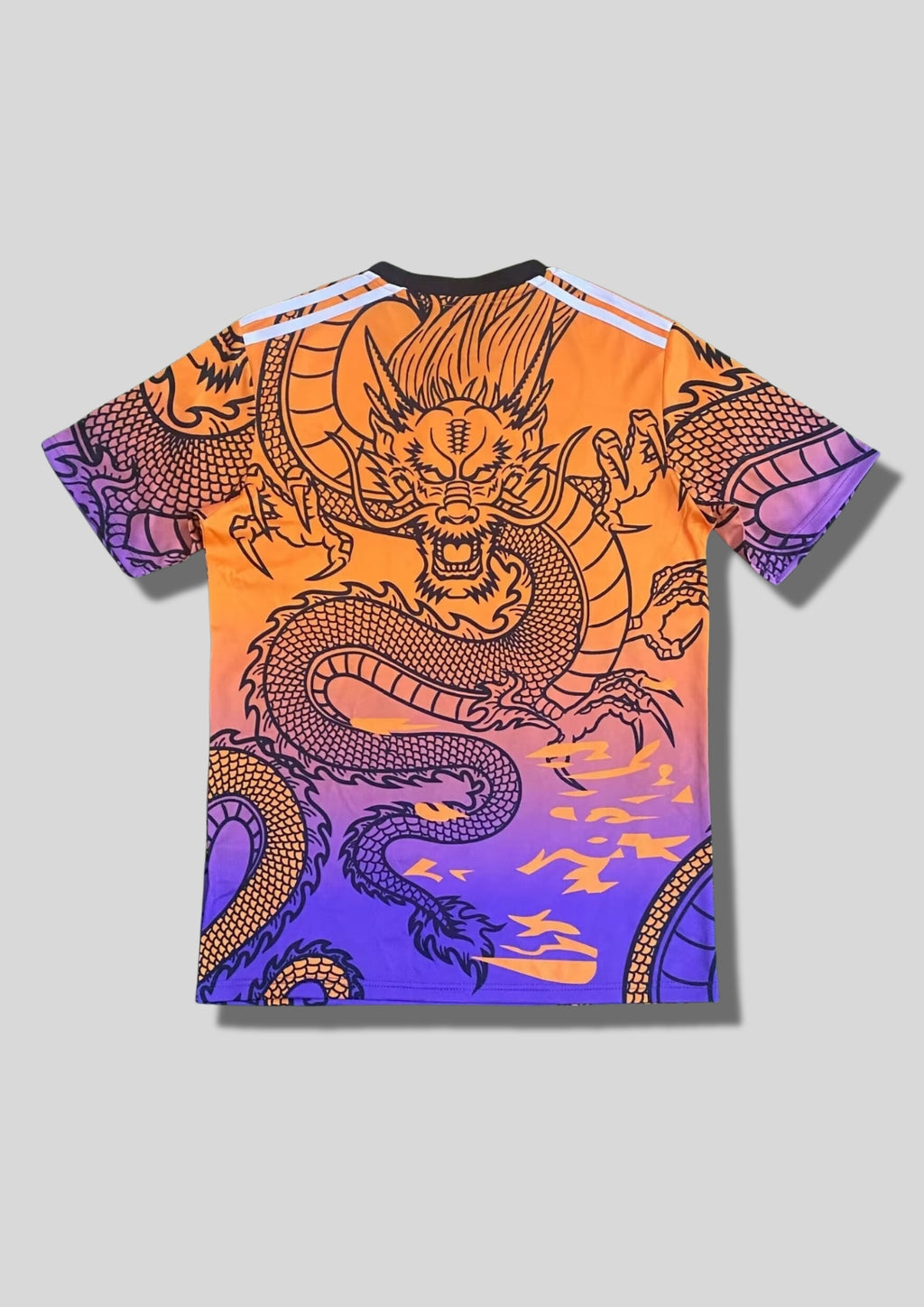 Real Madrid : Maillot d'entraînement / Édition Spéciale – Dégradé orange vers violet avec un immense Dragon japonais aux écailles détaillées. GoalKits