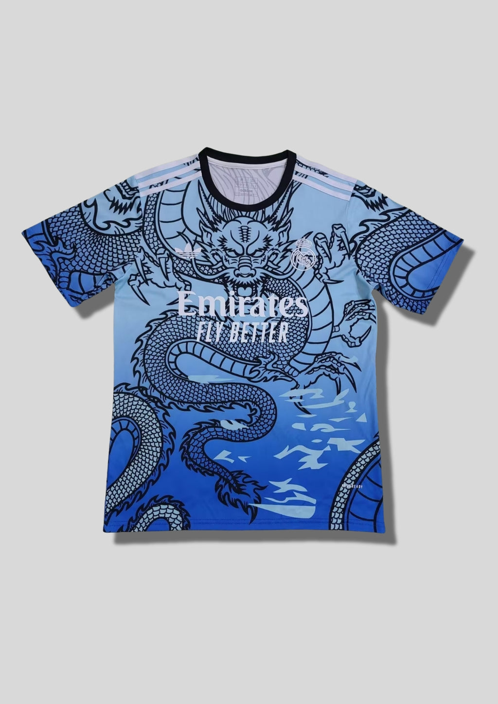 Real Madrid : Maillot d'entraînement / Édition Spéciale – Dégradé bleu ciel vers bleu roi avec le motif Dragon japonais intégral. GoalKits