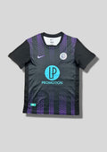 Toulouse FC extérieur 2024-2025 : maillot noir Nike avec des bandes verticales violettes composées de petits motifs géométriques, manches noires unies et sponsor LP Promotion en bleu turquoise. GoalKits