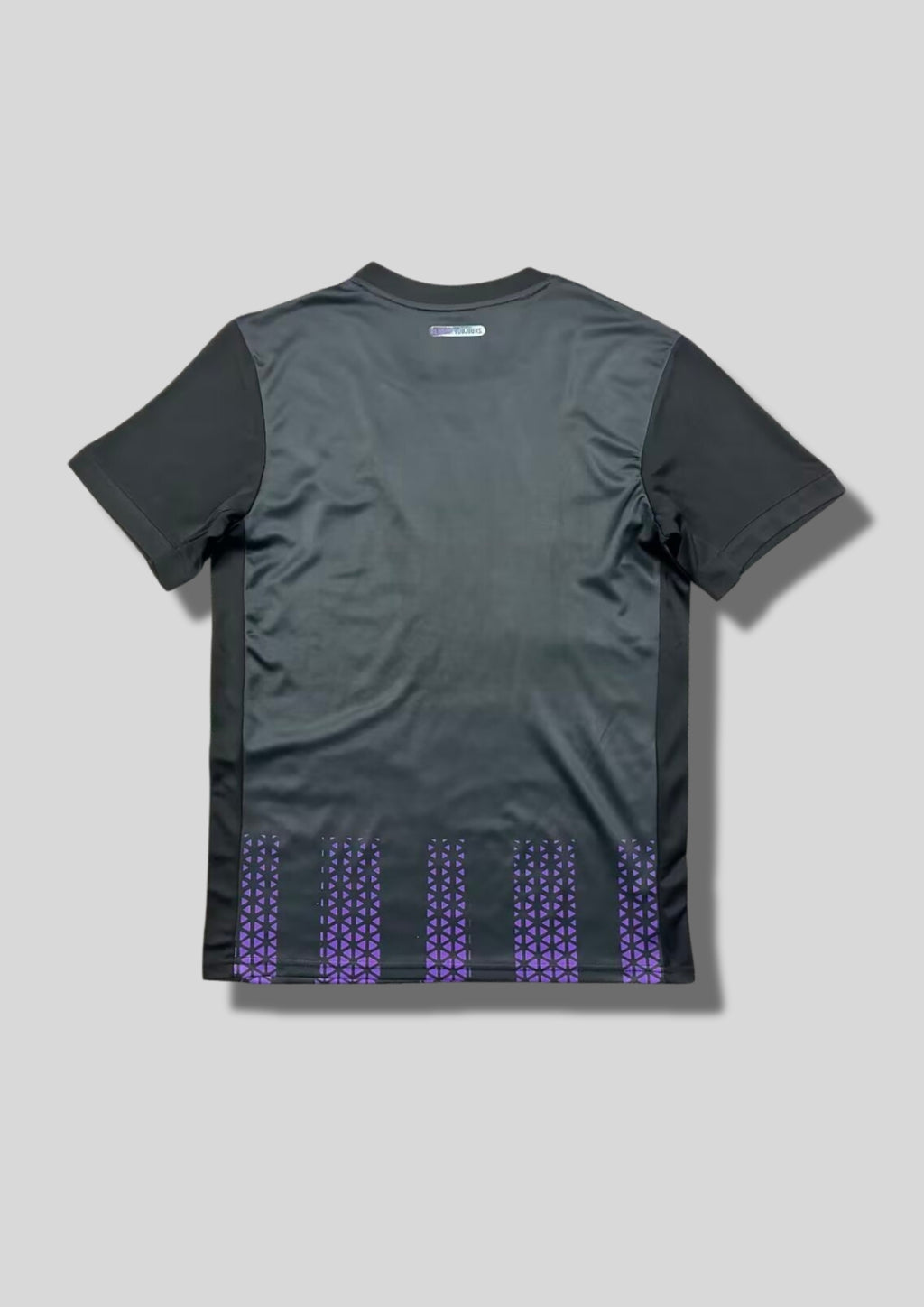 Toulouse FC extérieur 2024-2025 : maillot noir Nike avec des bandes verticales violettes composées de petits motifs géométriques, manches noires unies et sponsor LP Promotion en bleu turquoise. GoalKits