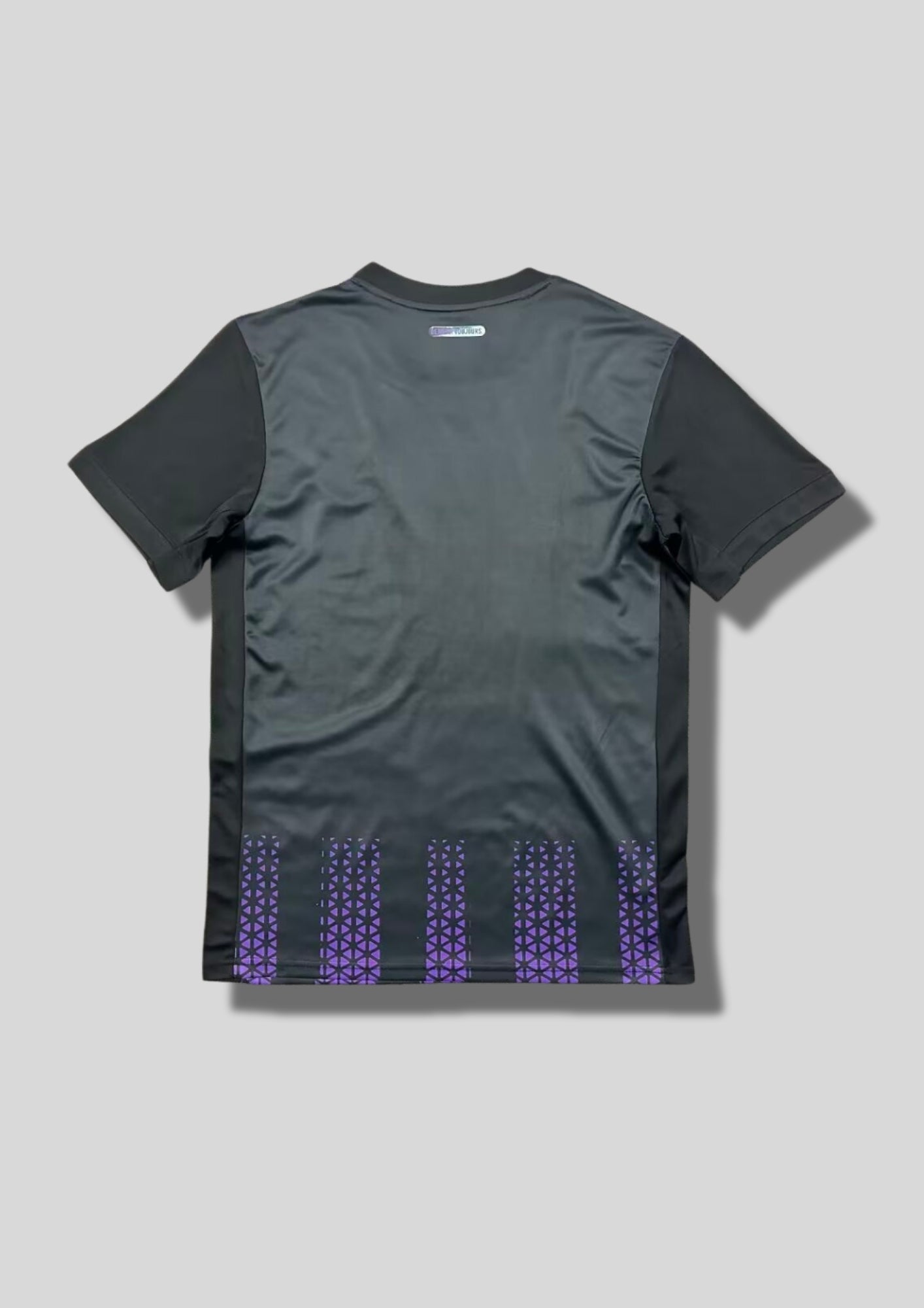 Toulouse FC extérieur 2024-2025 : maillot noir Nike avec des bandes verticales violettes composées de petits motifs géométriques, manches noires unies et sponsor LP Promotion en bleu turquoise. GoalKits