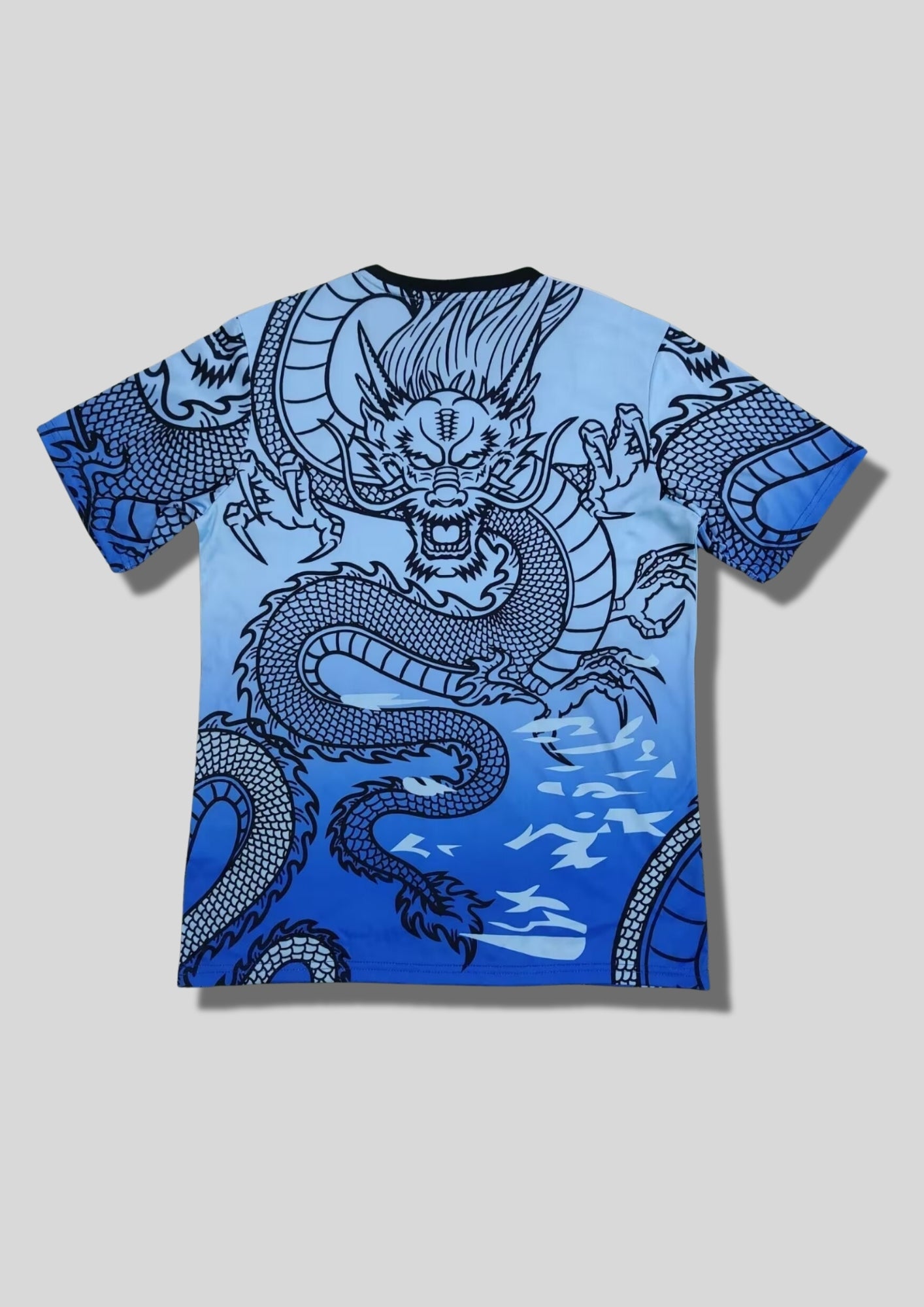 Real Madrid : Maillot d'entraînement / Édition Spéciale – Dégradé bleu ciel vers bleu roi avec le motif Dragon japonais intégral. GoalKits