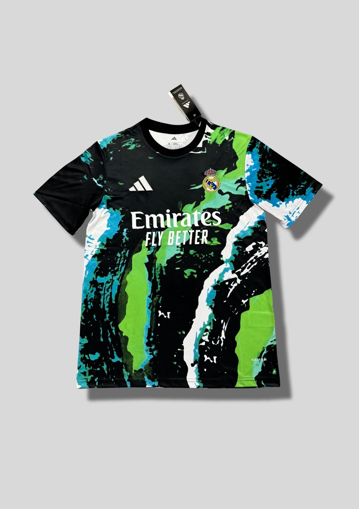 Real Madrid : Maillot d'entraînement / Édition Spéciale – Motifs abstraits "peinture" vert néon, bleu turquoise et noir avec logos blancs. GoalKits
