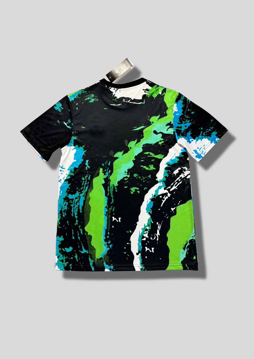 Real Madrid : Maillot d'entraînement / Édition Spéciale – Motifs abstraits "peinture" vert néon, bleu turquoise et noir avec logos blancs. GoalKits