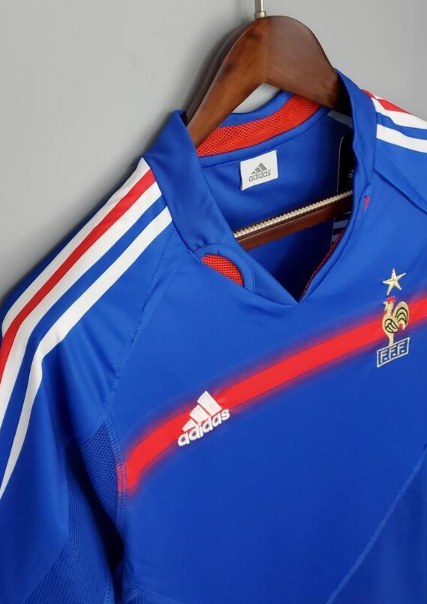 France Domicile 2006 (Vierge) : Bleu, bande rouge dégradée, technologie Teamgeist. GoalKits