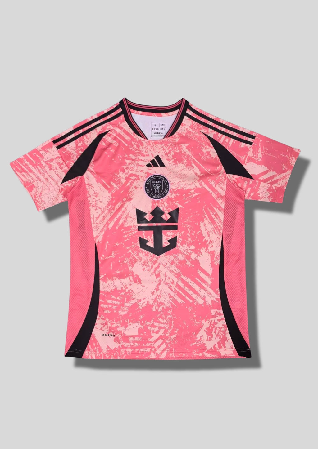 Inter Miami CF Pre-Match 24/25 : Rose vif avec motifs graphiques noirs abstraits et logos noirs centrés. GoalKits
