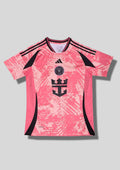 Inter Miami CF Pre-Match 24/25 : Rose vif avec motifs graphiques noirs abstraits et logos noirs centrés. GoalKits