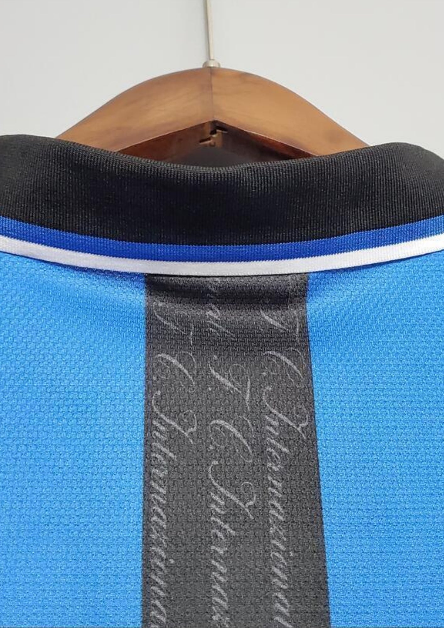 Inter Milan domicile 1997-1998 : maillot Umbro aux rayures verticales bleues et noires. Les bandes noires comportent le nom du club "F.C. Internazionale" en filigrane. GoalKits