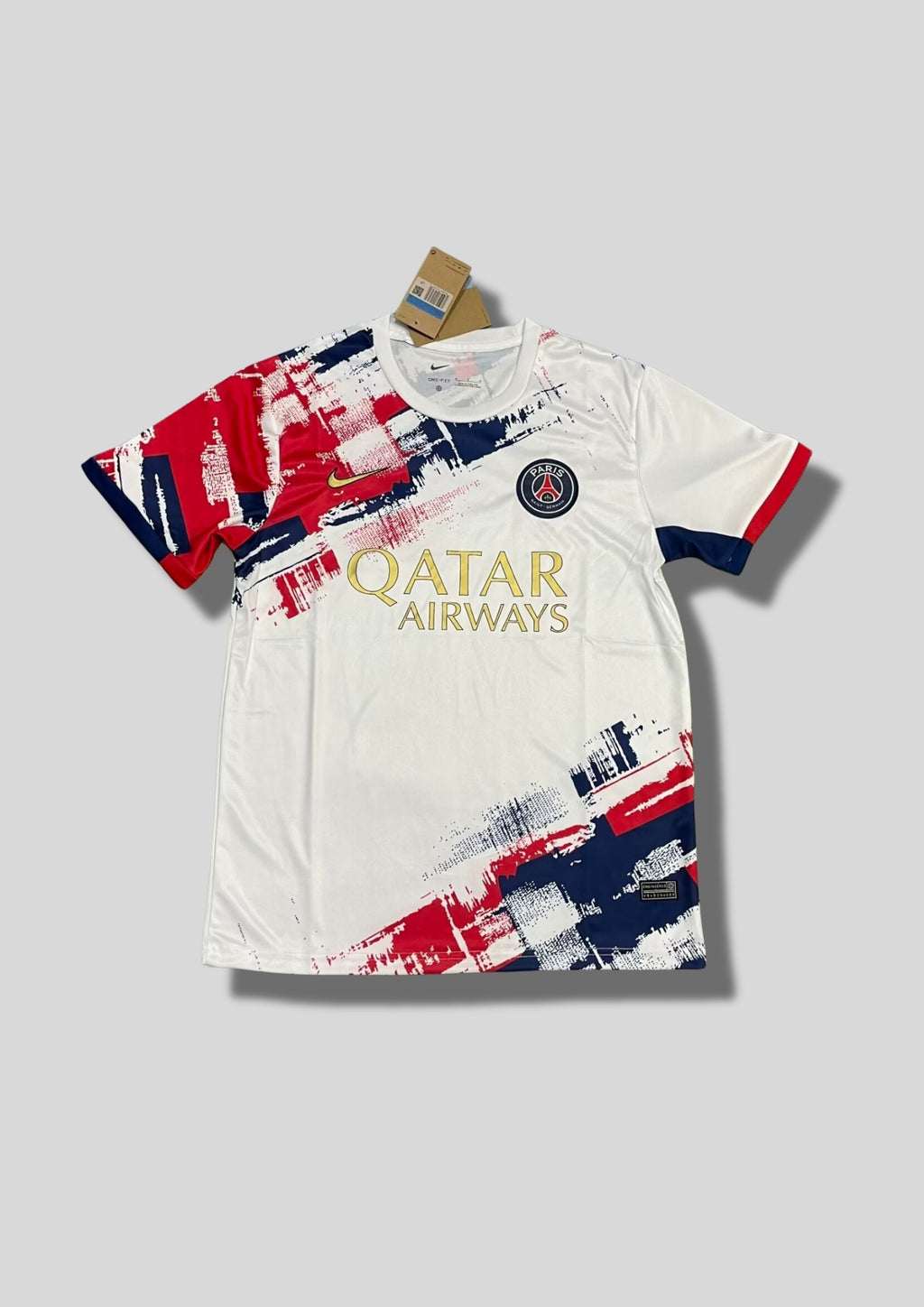Paris Saint-Germain (France) Édition Artistique "Brushstroke" : Un maillot blanc éclatant orné de motifs graphiques rouges et bleu marine ressemblant à des coups de pinceau dynamiques. GoalKits