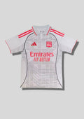 Olympique Lyonnais "Third" 2024-2025 : maillot gris clair avec un col polo, des motifs géométriques et des lignes rappelant des circuits imprimés, logos et détails rose vif. GoalKits