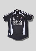 Real Madrid : Maillot Extérieur 2006/07 – Édition Classique "Black & White" BenQ-Siemens. GoalKits
