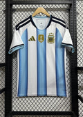 Argentine 2024 (Domicile) Rayures ciel (dégradées) et blanc, détails dorés, badge FIFA World Champions 2022. GoalKits
