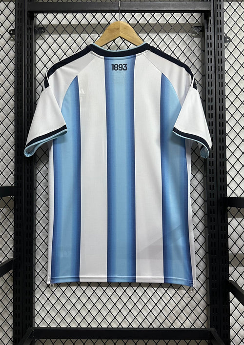 Argentine 2024 (Domicile) Rayures ciel (dégradées) et blanc, détails dorés, badge FIFA World Champions 2022. GoalKits