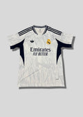 Real Madrid : Maillot d'entraînement / Édition Spéciale – Blanc avec motifs texturés gris "coup de pinceau" et détails bleu marine. GoalKits
