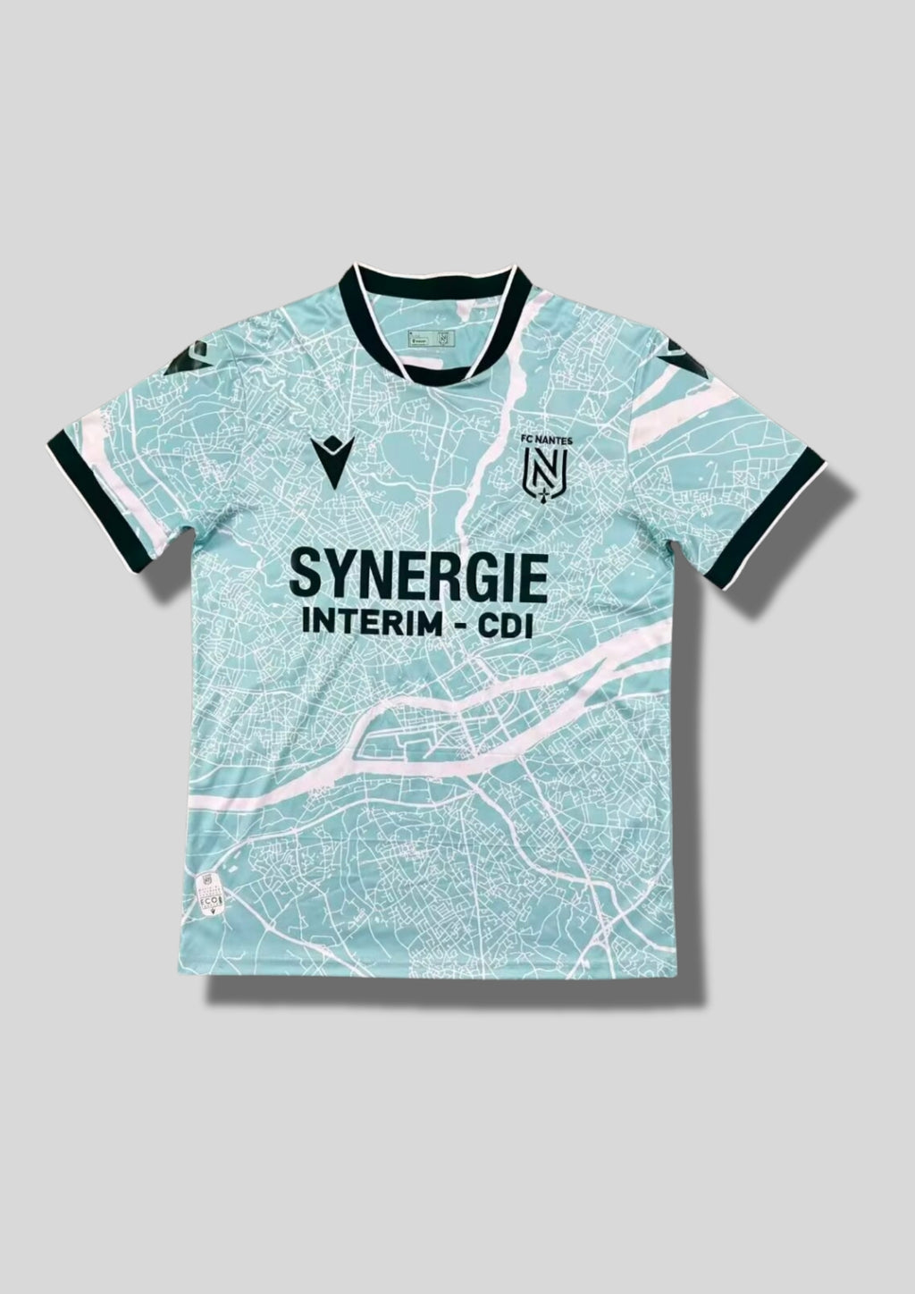 FC Nantes "Third" 2024-2025 : maillot Macron bleu turquoise orné d'une carte routière blanche de la ville de Nantes, avec des détails noirs au col et aux manches. GoalKits