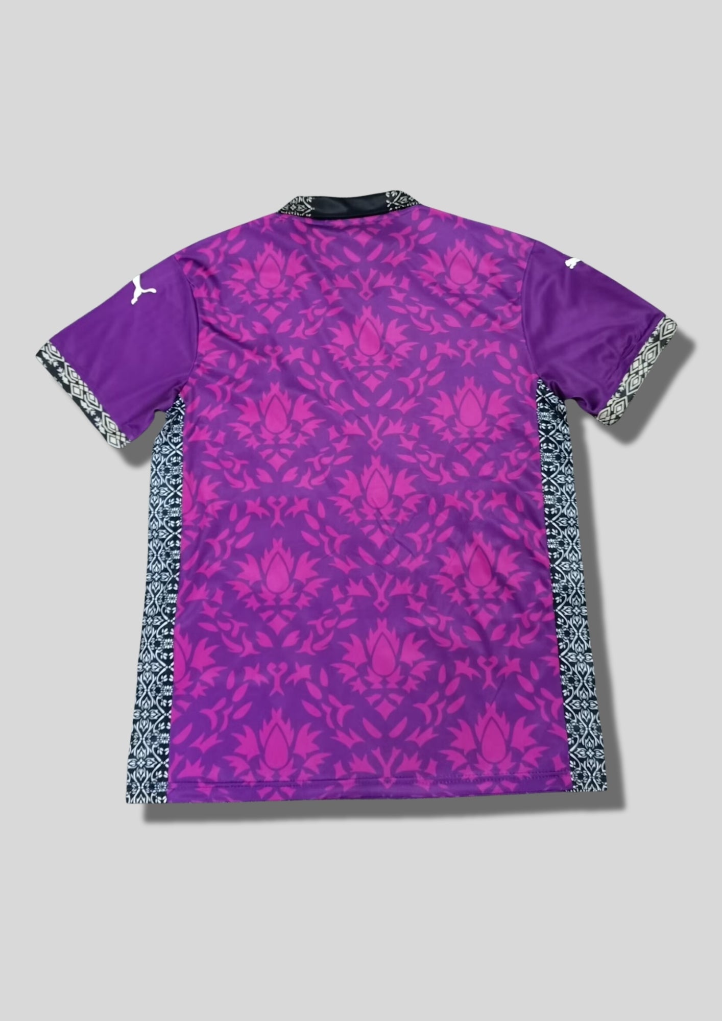 AC Milan Fourth 24/25 - Puma Violet & motifs baroques (Logo "AC Milan" Gothique) GoalKits