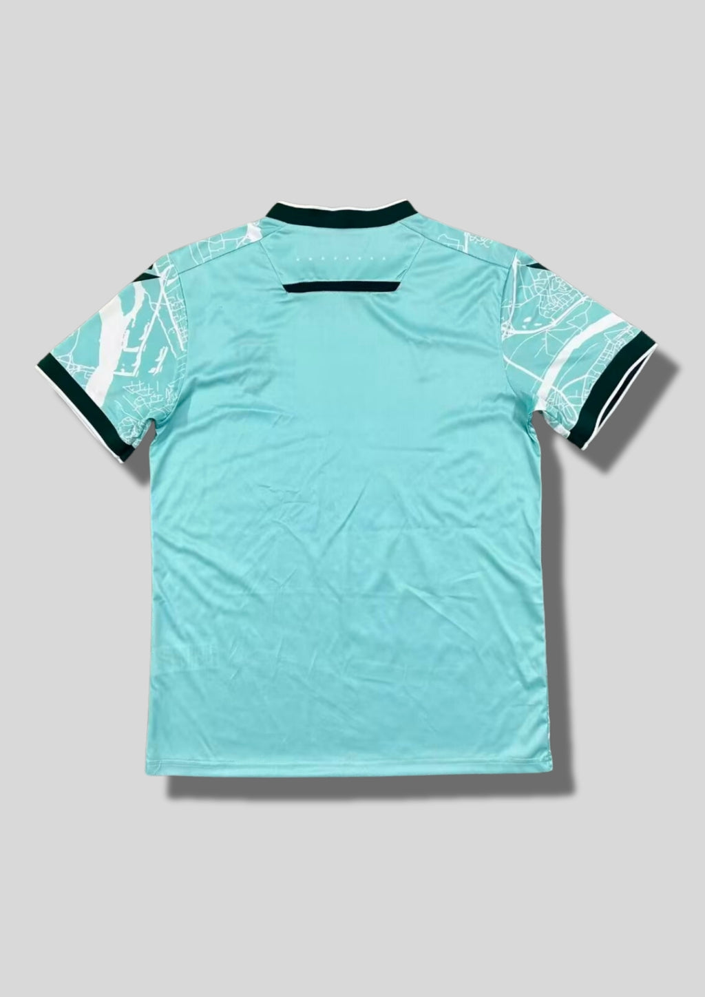 FC Nantes "Third" 2024-2025 : maillot Macron bleu turquoise orné d'une carte routière blanche de la ville de Nantes, avec des détails noirs au col et aux manches. GoalKits