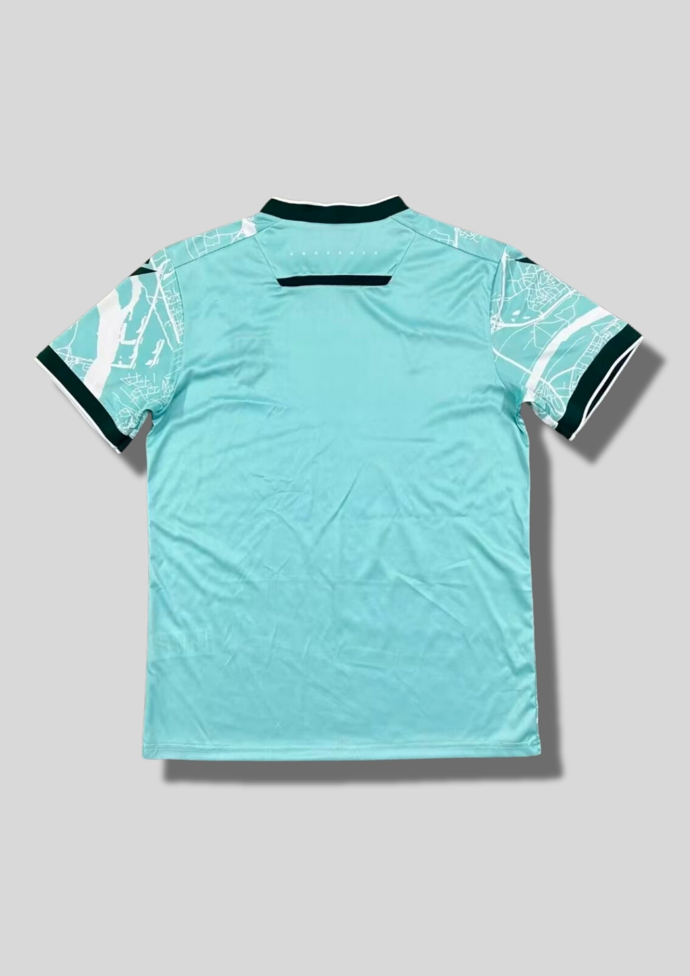 FC Nantes "Third" 2024-2025 : maillot Macron bleu turquoise orné d'une carte routière blanche de la ville de Nantes, avec des détails noirs au col et aux manches. GoalKits