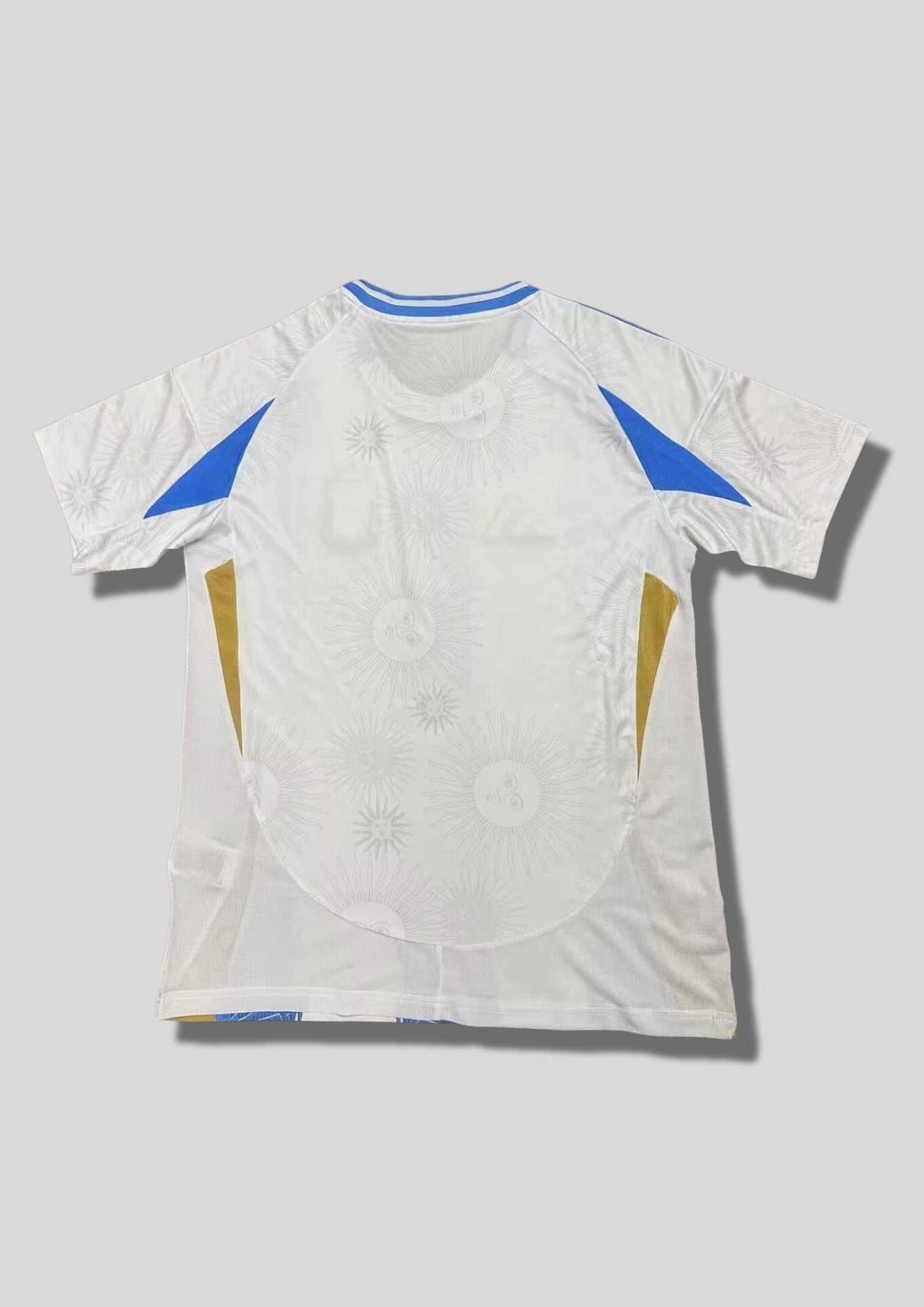 Argentine 2024 (Pre-Match) Blanc et ciel, rayures verticales graphiques avec motifs de soleils et d'étoiles, détails dorés sur les flancs. GoalKits