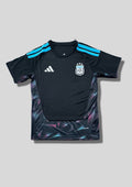Argentine 2024 (Training) Noir, bandes ciel sur les épaules, motifs géométriques irisés (bleu/rose) sur les flancs et le bas. GoalKits