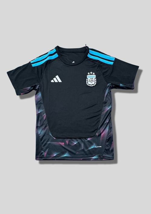 Argentine 2024 (Training) Noir, bandes ciel sur les épaules, motifs géométriques irisés (bleu/rose) sur les flancs et le bas. GoalKits