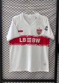 Maillot Stuttgart Domicile 24/25 - Blanc & Bande Rouge Graphique GoalKits