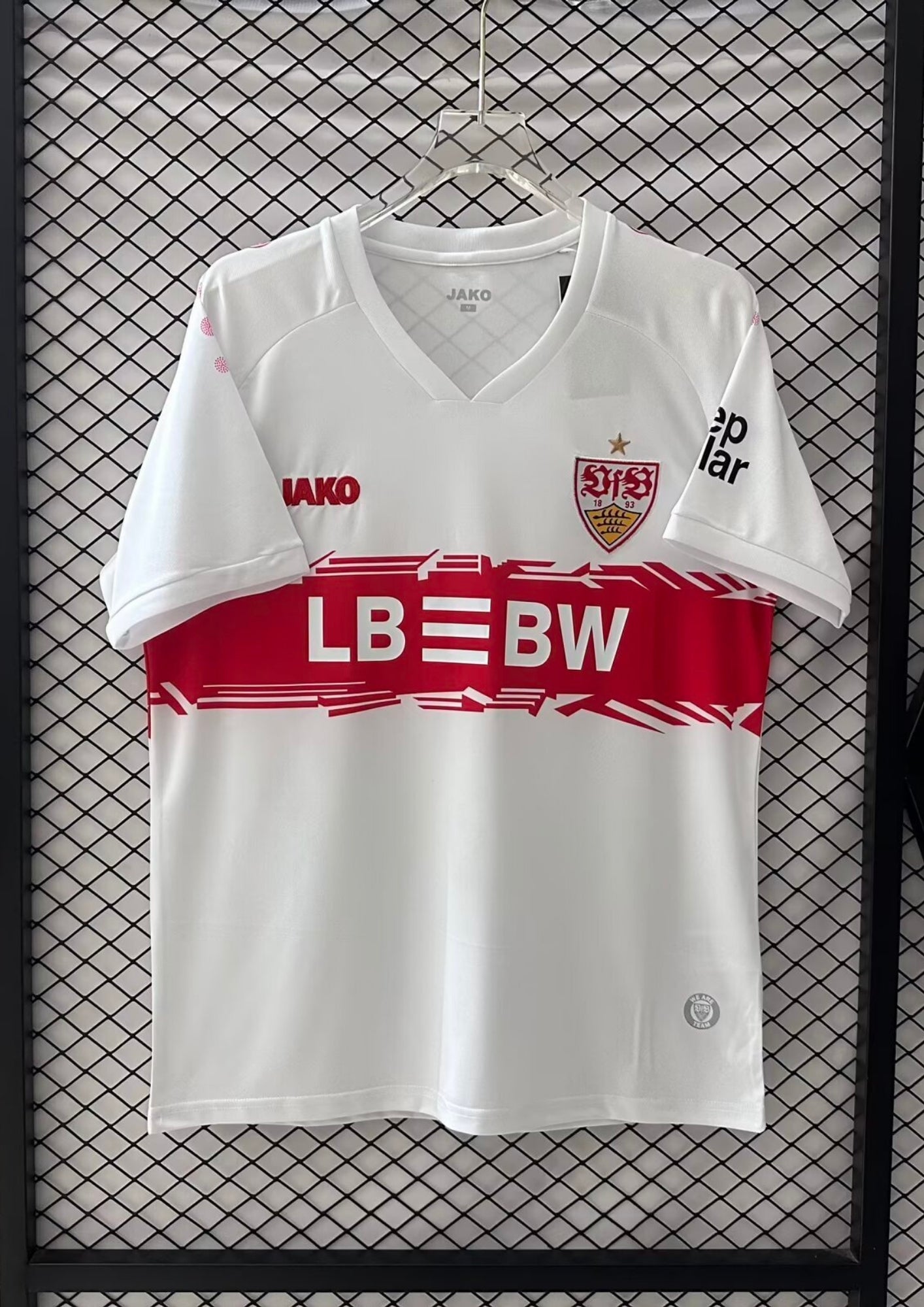 Maillot Stuttgart Domicile 24/25 - Blanc & Bande Rouge Graphique GoalKits