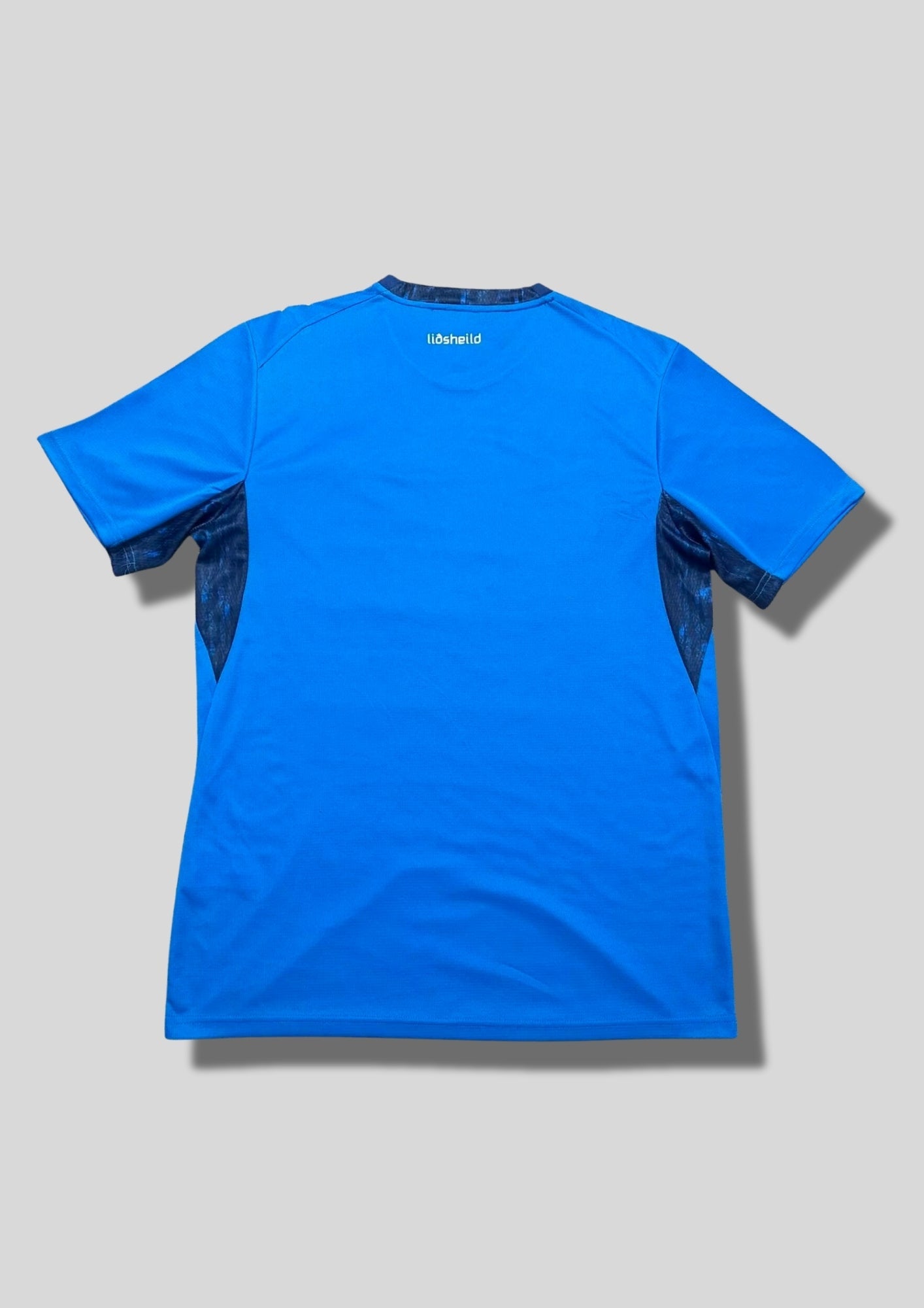 Maillot Bleu Royal – Détails Marine & Logo Géométrique Blanc GoalKits