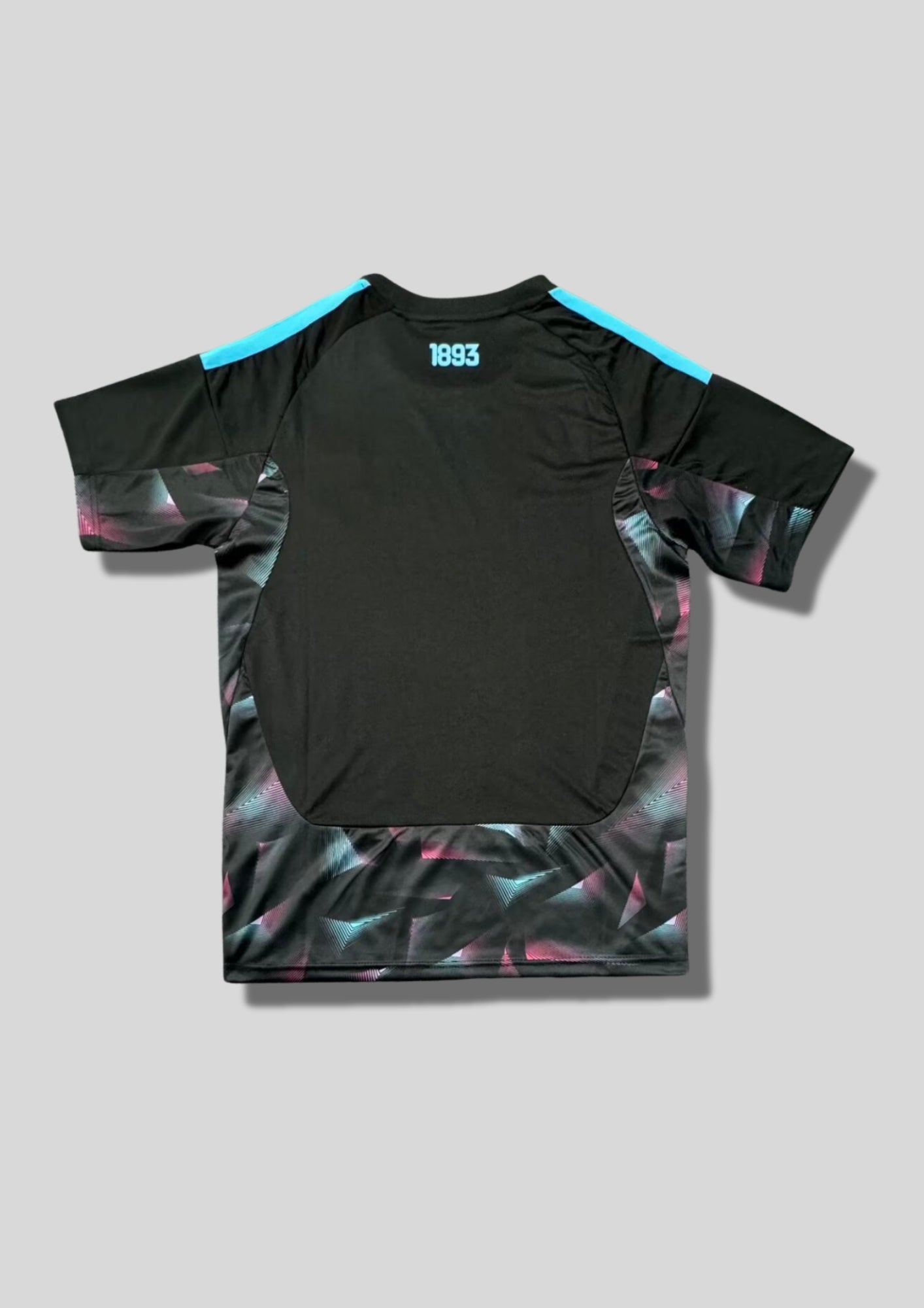 Argentine 2024 (Training) Noir, bandes ciel sur les épaules, motifs géométriques irisés (bleu/rose) sur les flancs et le bas. GoalKits