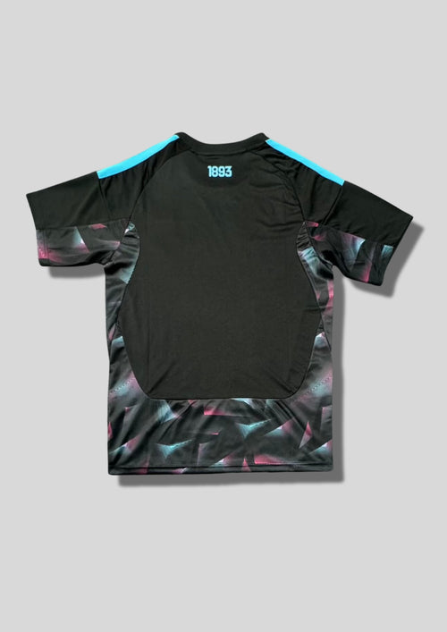 Argentine 2024 (Training) Noir, bandes ciel sur les épaules, motifs géométriques irisés (bleu/rose) sur les flancs et le bas. GoalKits