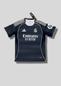 Real Madrid : Maillot d'entraînement / Édition Spéciale – Gris anthracite avec de fines rayures horizontales, détails jaune fluo (volt) et logo HP sur la manche. GoalKits