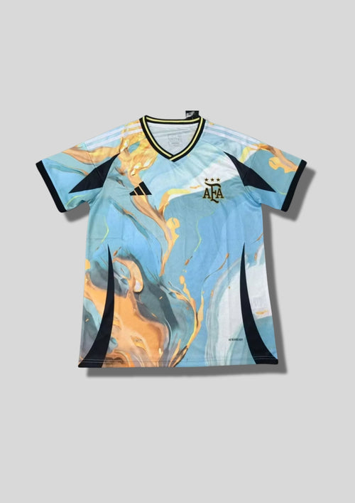 Argentine 2024 (Concept/Training) Bleu ciel, motifs marbrés abstraits dorés et noirs, col en V et détails noirs. GoalKits