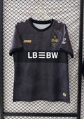 Maillot Stuttgart Away 24/25 - Noir & Motifs Rouges Abstraits GoalKits