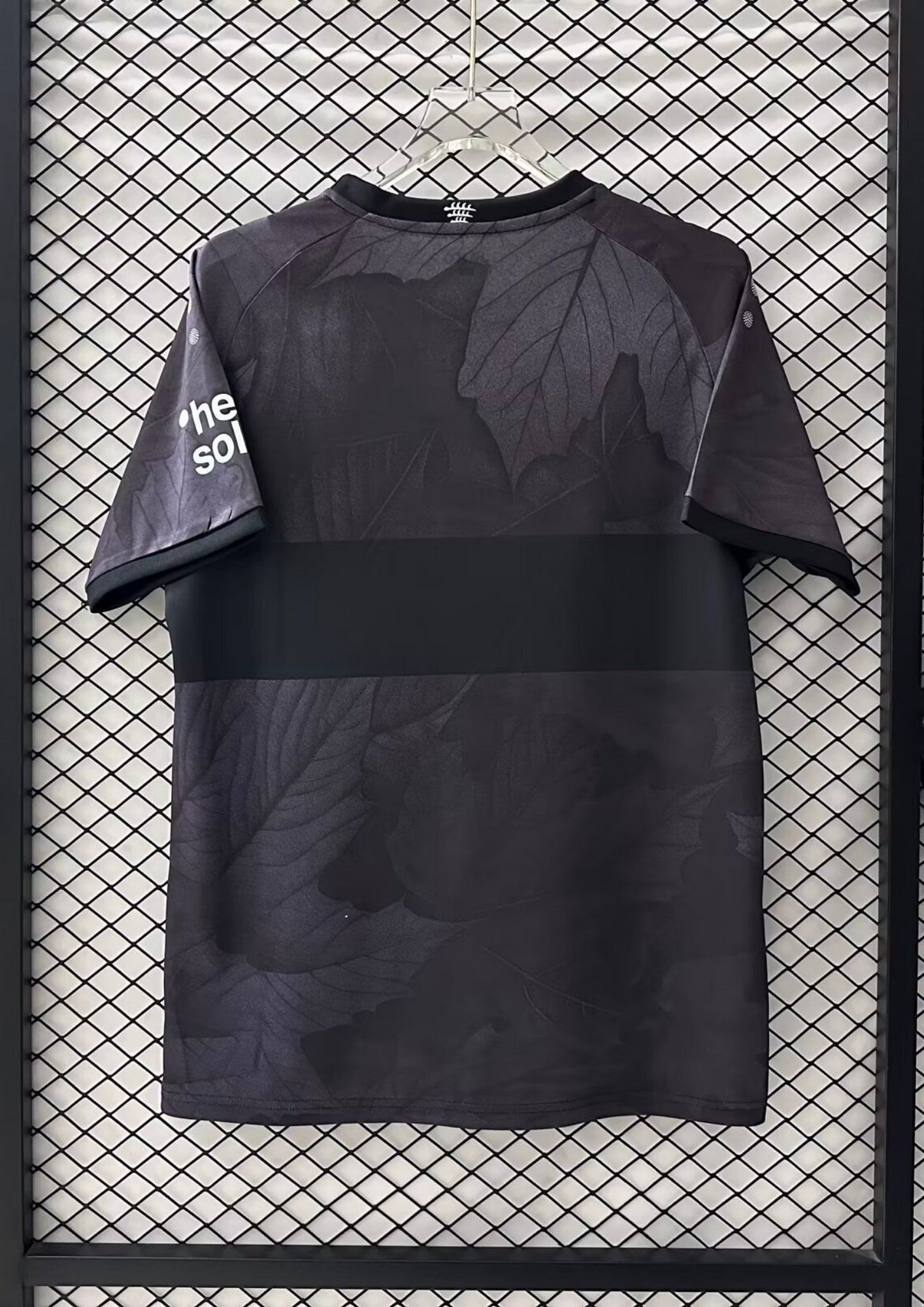 Maillot Stuttgart Away 24/25 - Noir & Motifs Rouges Abstraits GoalKits