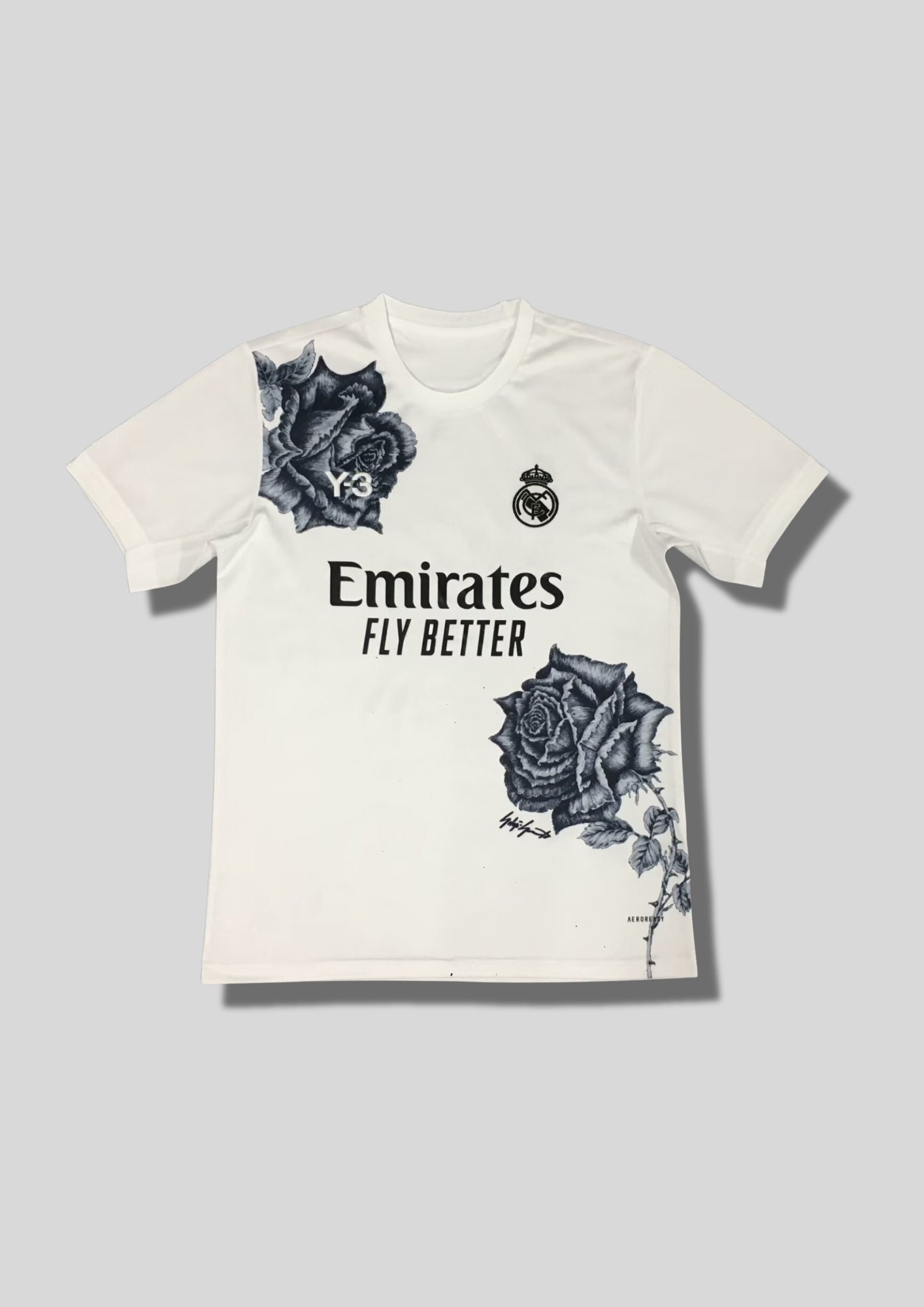 Real Madrid : Maillot d'entraînement / Édition Spéciale Y-3 (Yohji Yamamoto) – Blanc avec deux grandes roses noires dessinées à la main sur l'épaule et le flanc. GoalKits