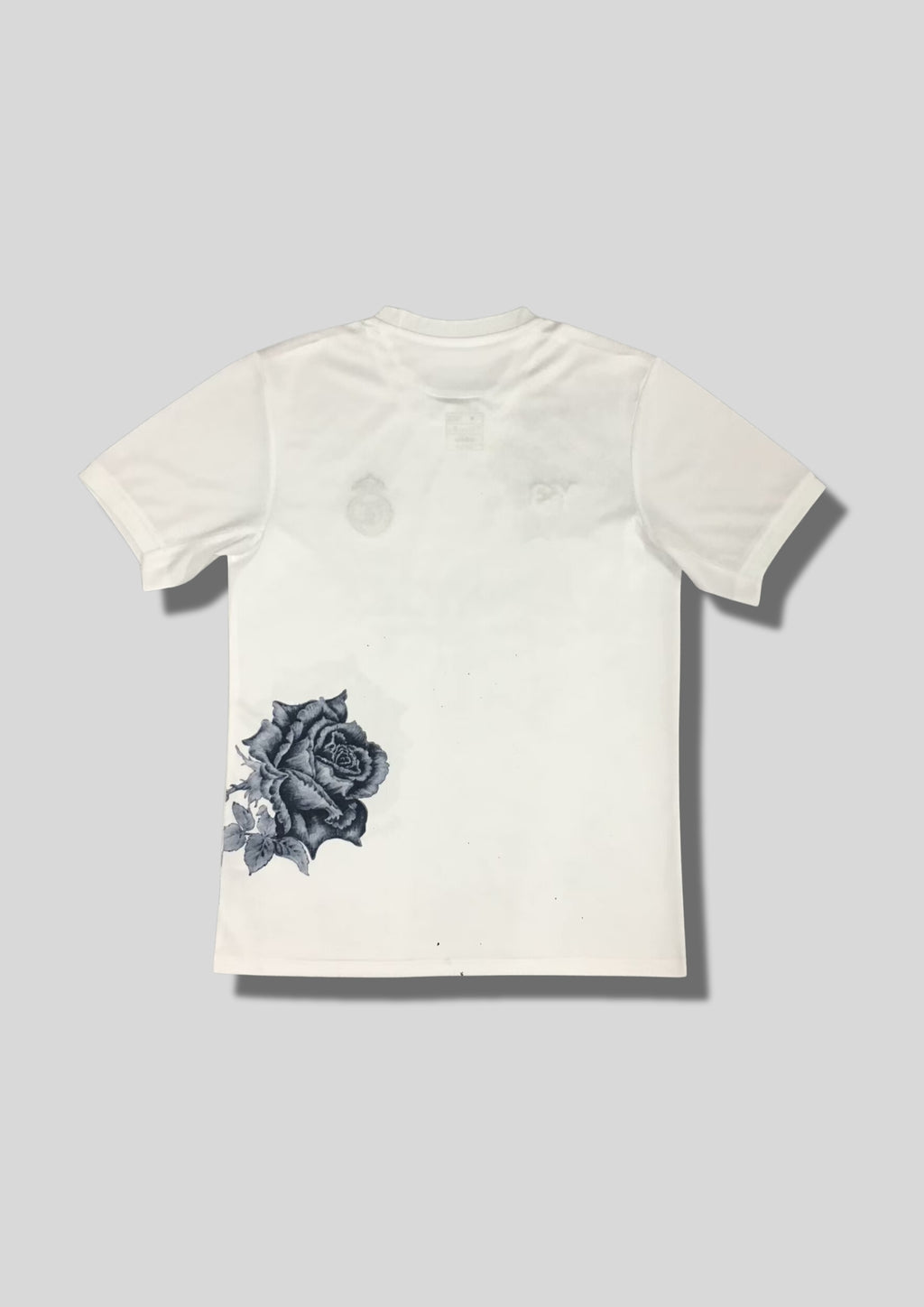 Real Madrid : Maillot d'entraînement / Édition Spéciale Y-3 (Yohji Yamamoto) – Blanc avec deux grandes roses noires dessinées à la main sur l'épaule et le flanc. GoalKits