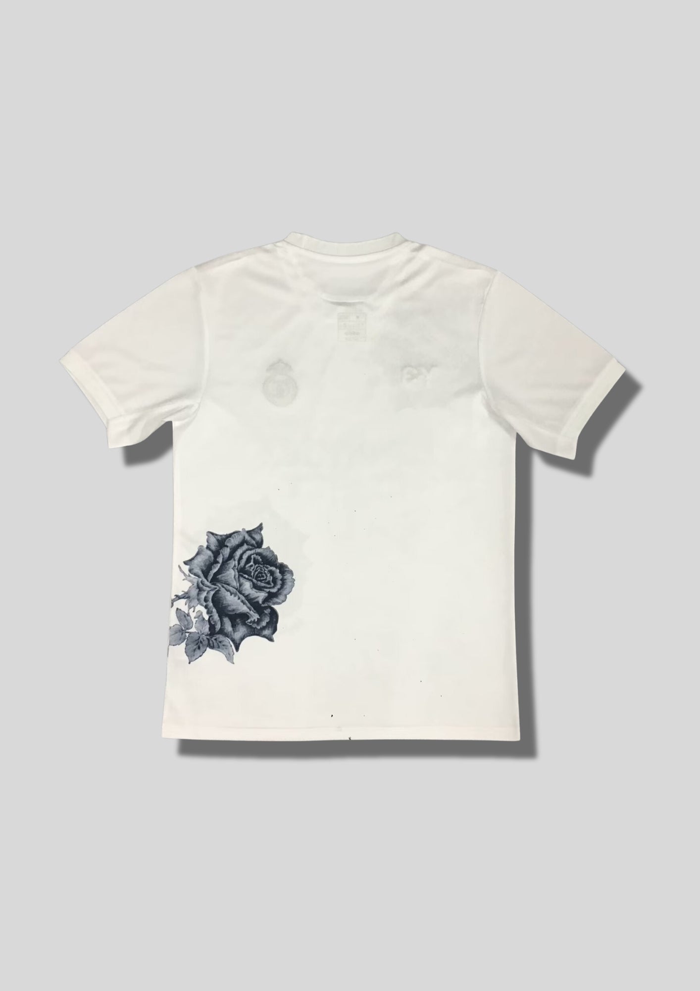 Real Madrid : Maillot d'entraînement / Édition Spéciale Y-3 (Yohji Yamamoto) – Blanc avec deux grandes roses noires dessinées à la main sur l'épaule et le flanc. GoalKits