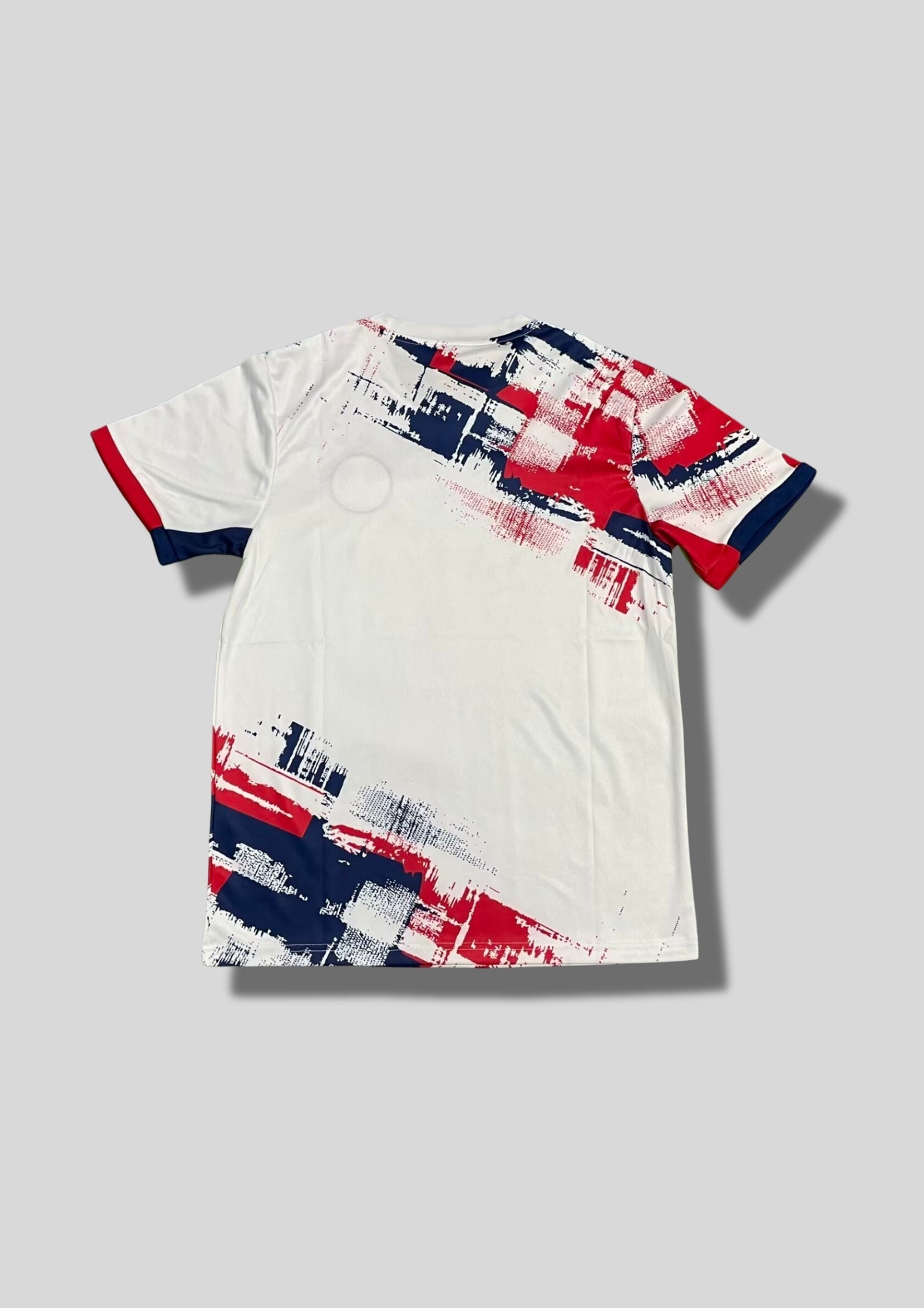 Paris Saint-Germain (France) Édition Artistique "Brushstroke" : Un maillot blanc éclatant orné de motifs graphiques rouges et bleu marine ressemblant à des coups de pinceau dynamiques. GoalKits