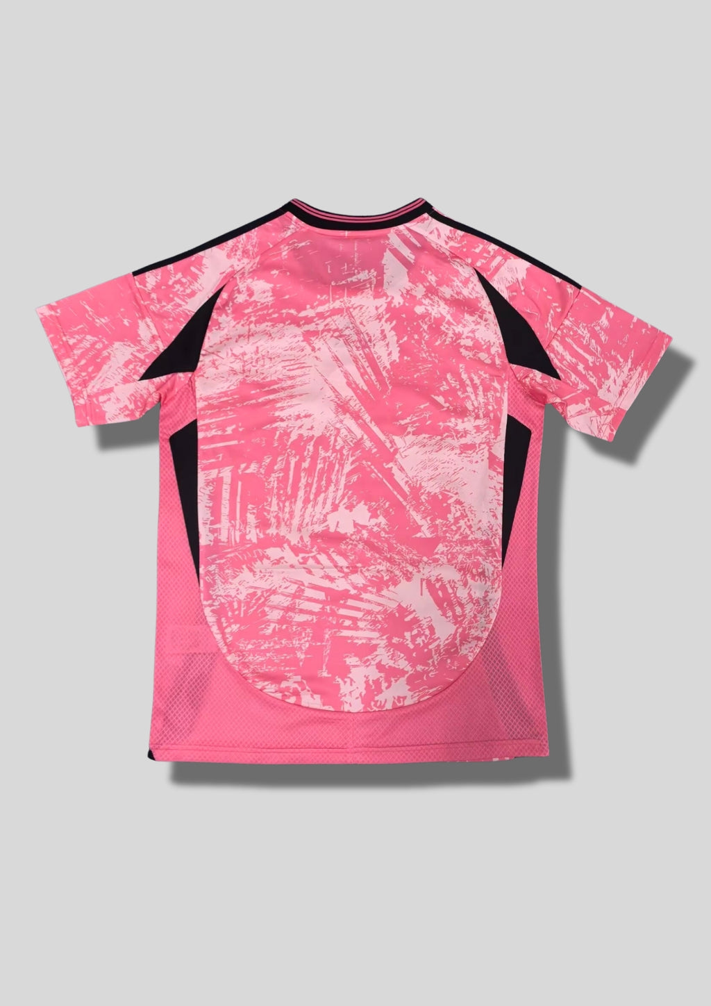 Inter Miami CF Pre-Match 24/25 : Rose vif avec motifs graphiques noirs abstraits et logos noirs centrés. GoalKits
