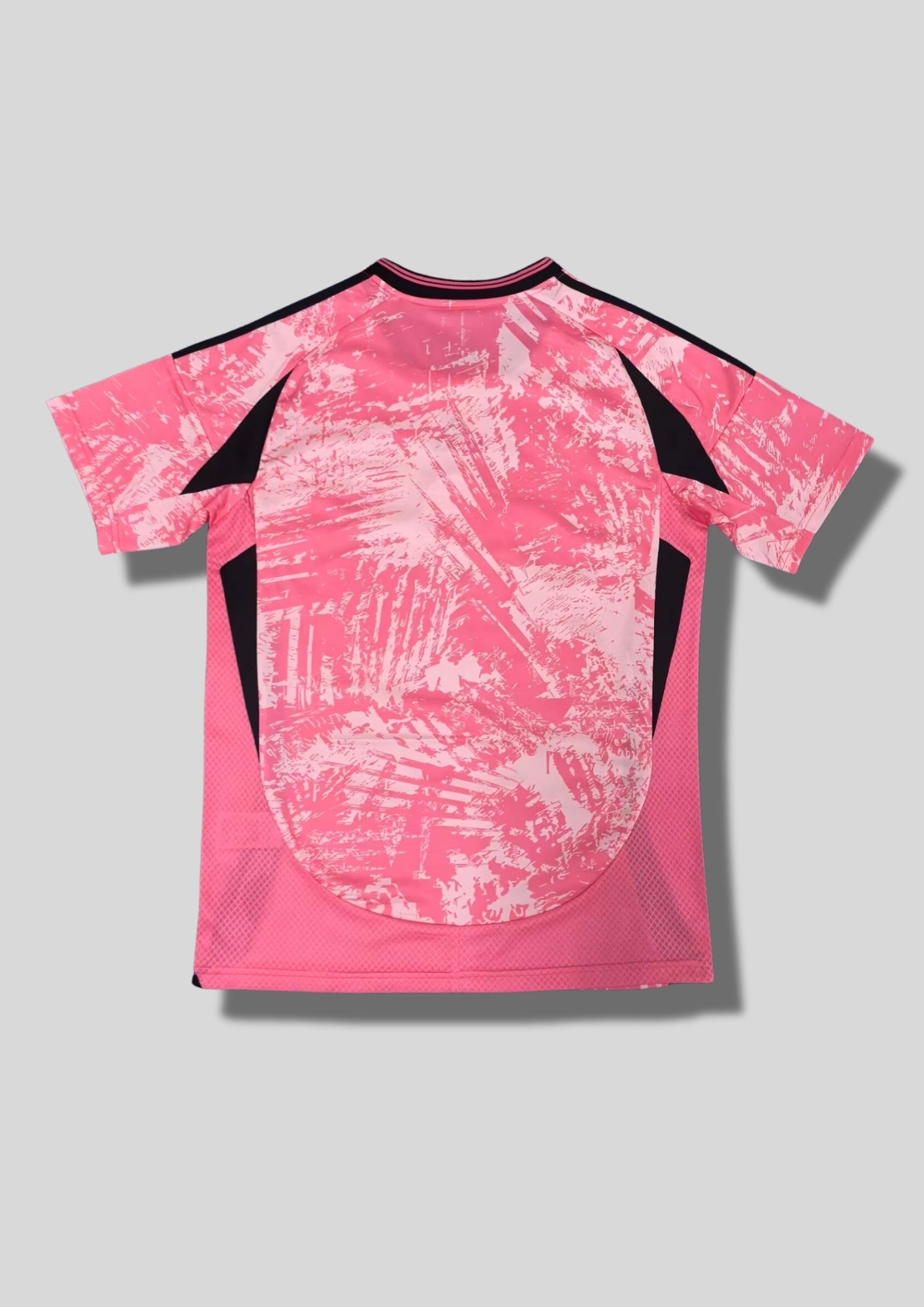 Inter Miami CF Pre-Match 24/25 : Rose vif avec motifs graphiques noirs abstraits et logos noirs centrés. GoalKits